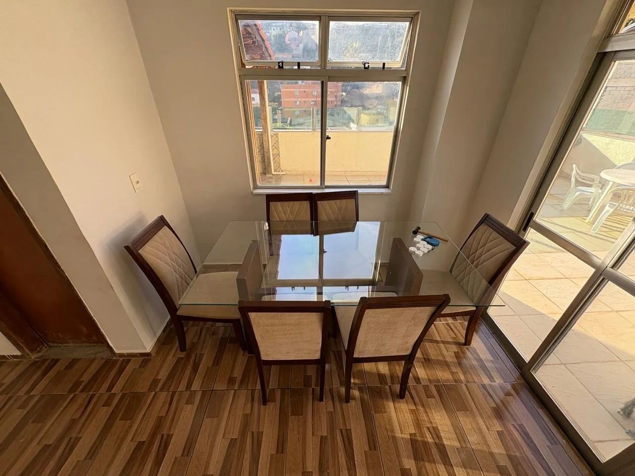 Mesa madeira com 6 cadeiras
