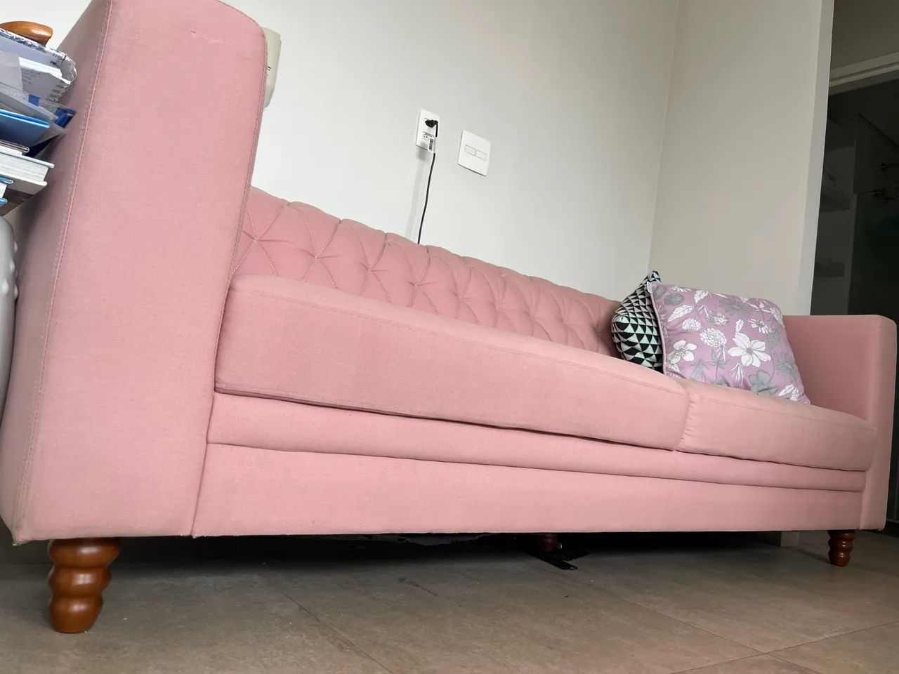 Sofá rosa Imbuia lindo!  - Foto 4
