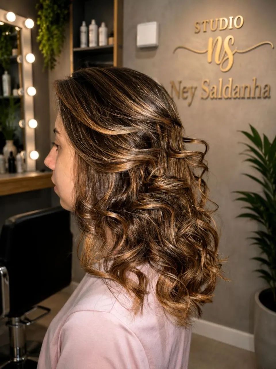 Auxiliar de cabeleireiro e manicure 