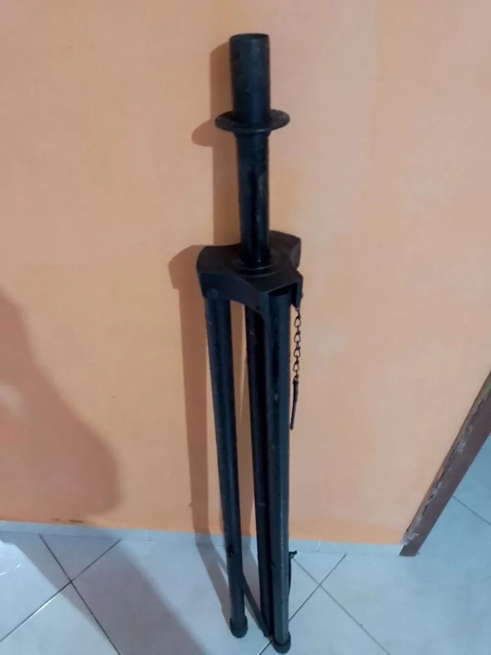 Tripé pedestal caixa alta