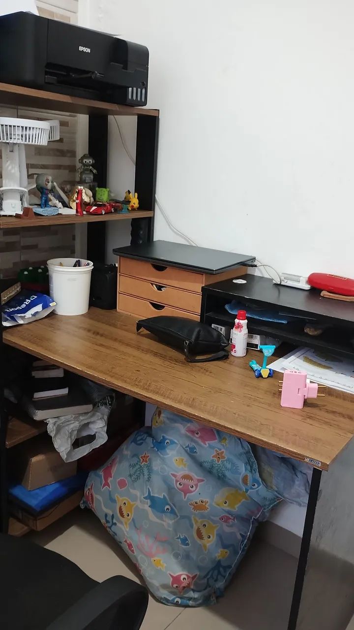 Mesa com prateleira 
