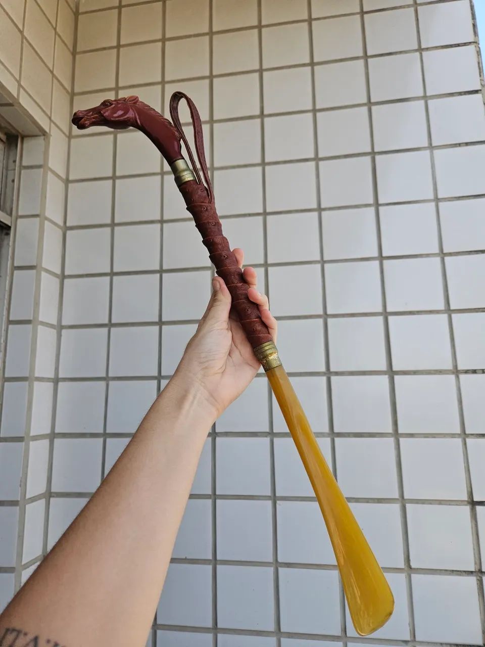 Calçadeira com cabo esculpido em cabeça de Cavalo - Madeira & Couro