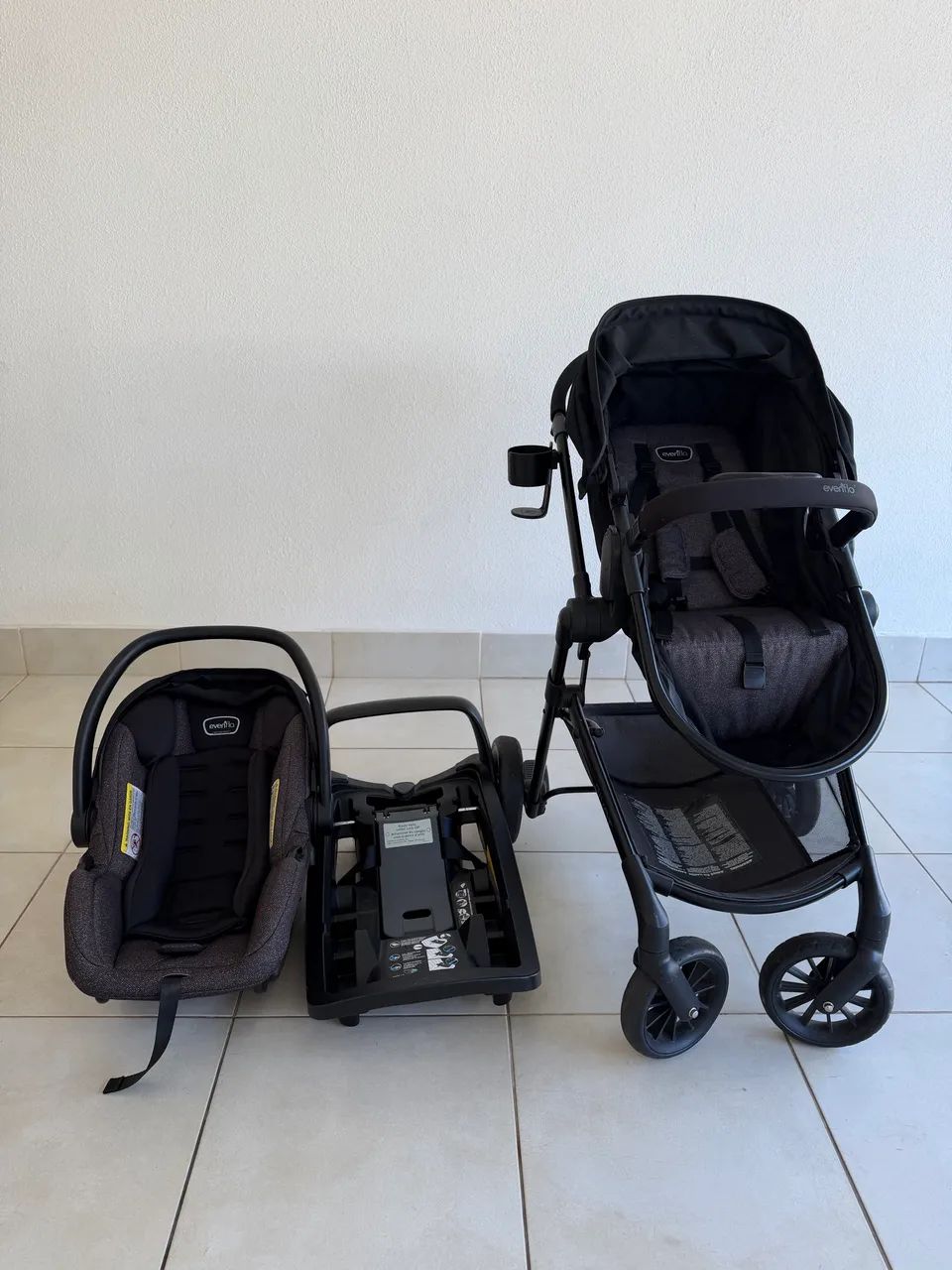 Carrinho Moisés com bebê conforto