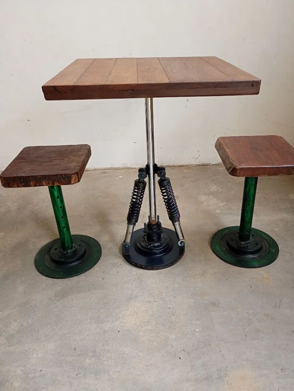 Mesa e bancos estilo steanpunk - Foto 2