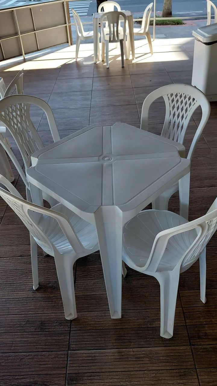 Jogo de mesa com 4 cadeiras de plástico branco - Foto 4