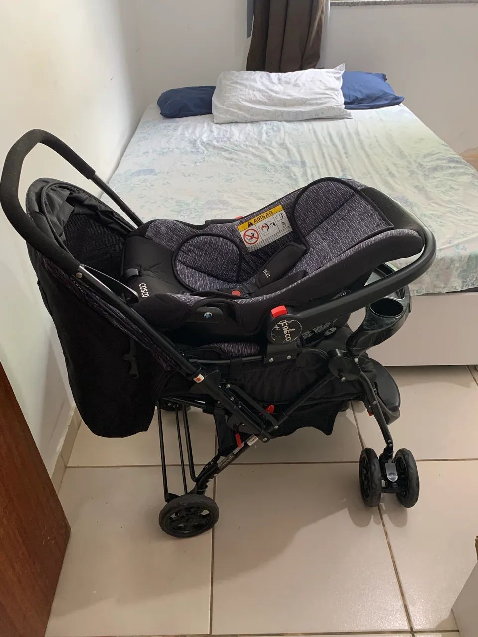 Carrinho com bebê conforto - Cosco reverse, preto