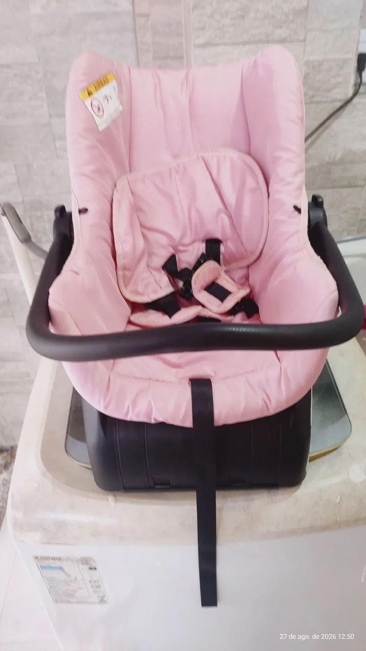 Bebê conforto Galzerano com base de fixação rápida.