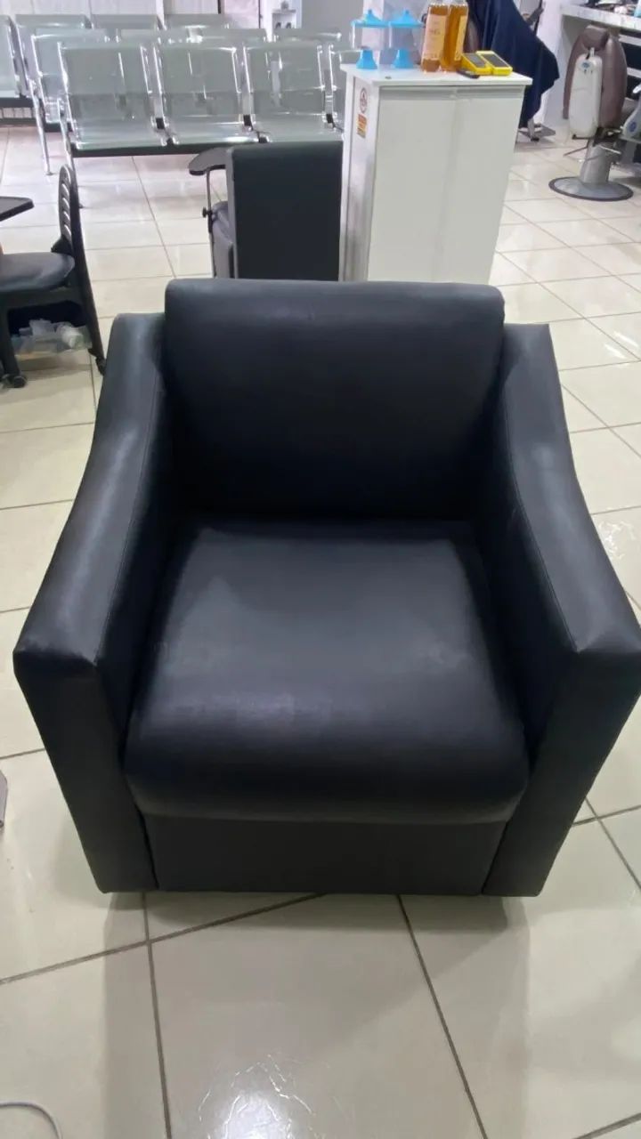 Cadeira nova acolchoada com rodas tipo poltrona - Foto 4