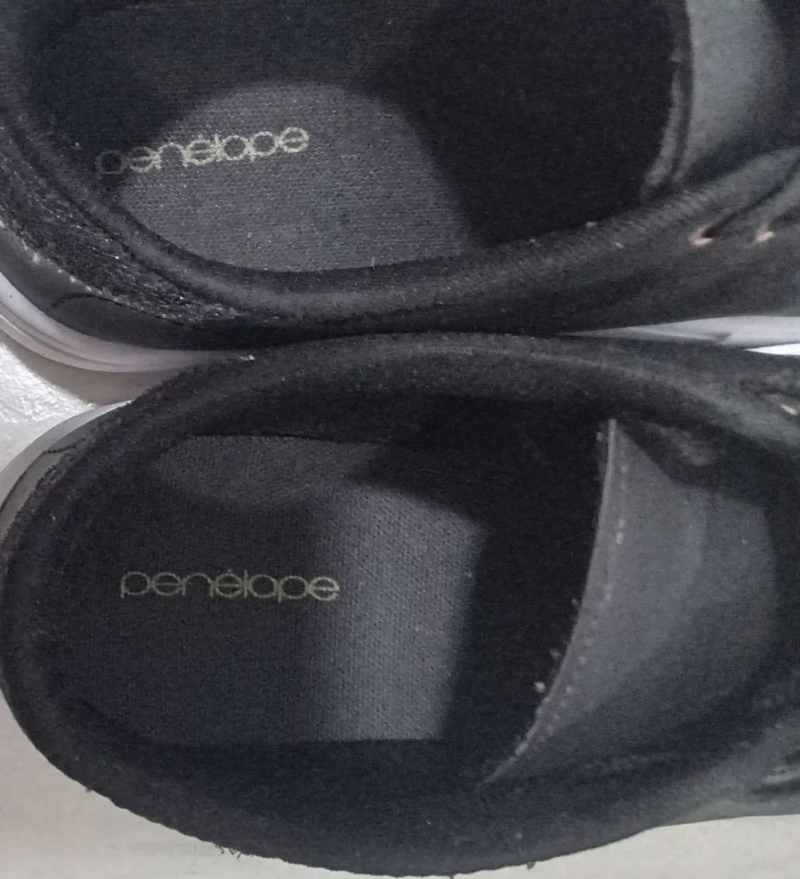 Tenis preto com brilho e aplique no cadarso - Foto 4