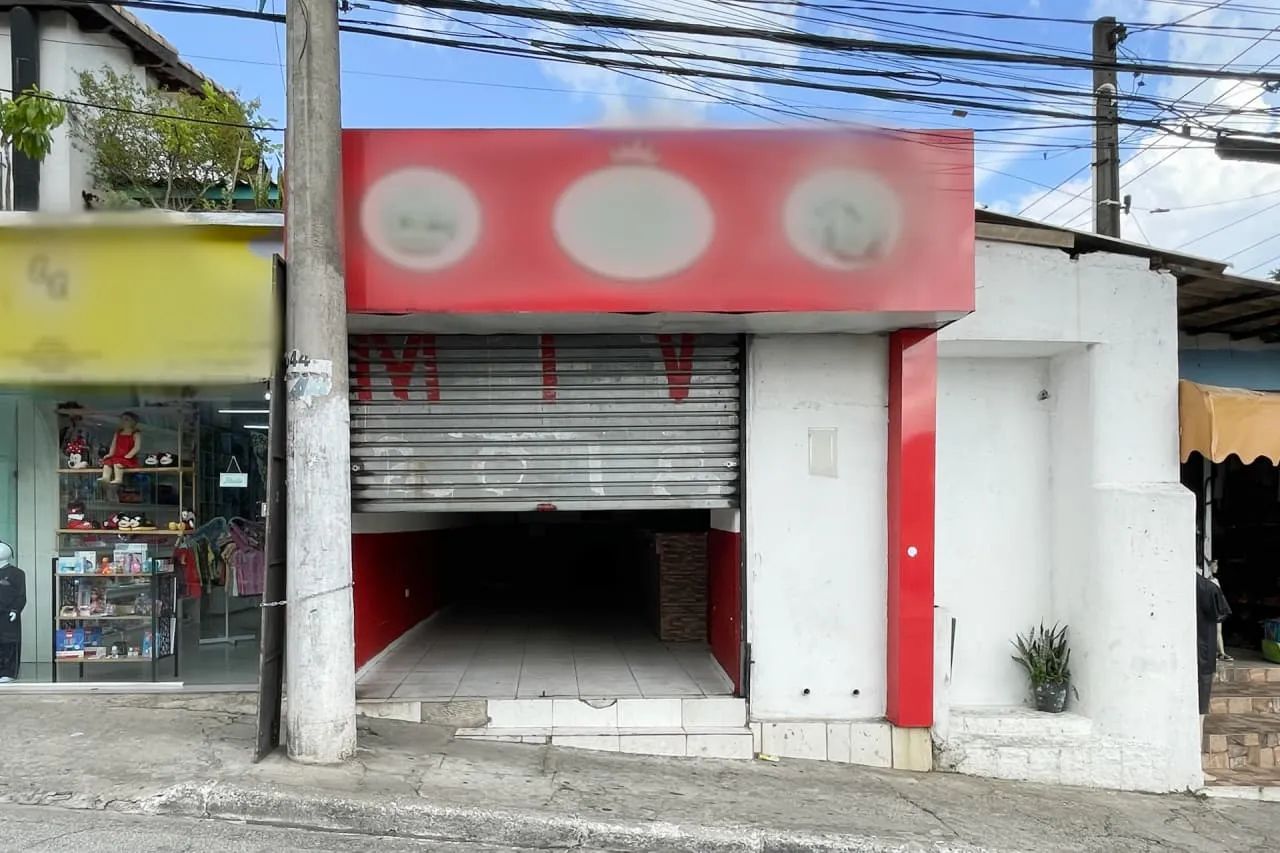 Loja na Rua José Churriguera, 73  90 m²