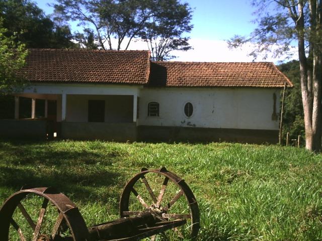 Vende-se fazenda com casa sede com 15 alqueires fluminense