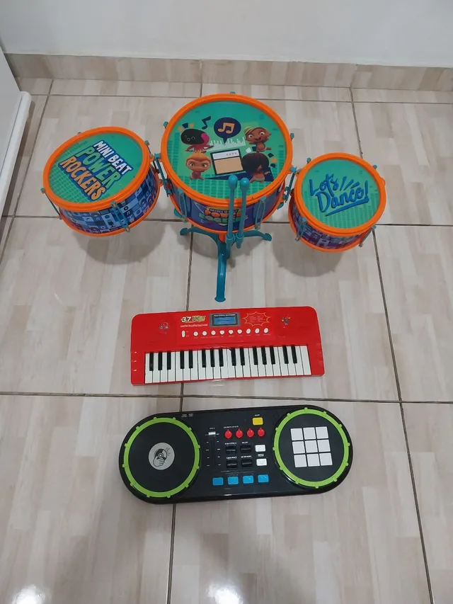 Pruie 37 Teclas Crianças Piano Musical Piano Eletrônico Teclado Brinquedo  Instrumento Musical Brinquedo com Microfone para Meninos Meninas Acima de 3  Anos : : Brinquedos e Jogos