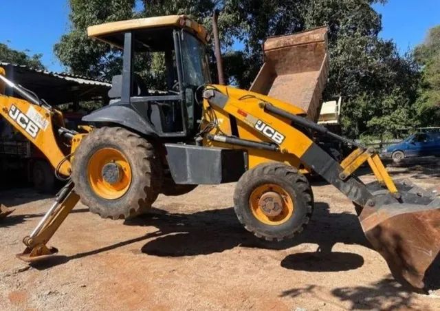 Retroescavadeira JCB - 2013            R$ 120.000