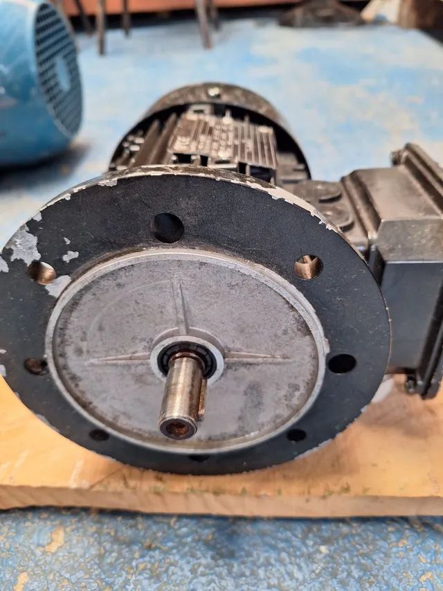 Motor elétrico trifásico 0.5 cv rpm 1640.