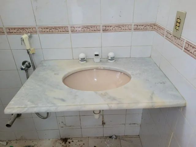 Pia com cuba embutida em mármore