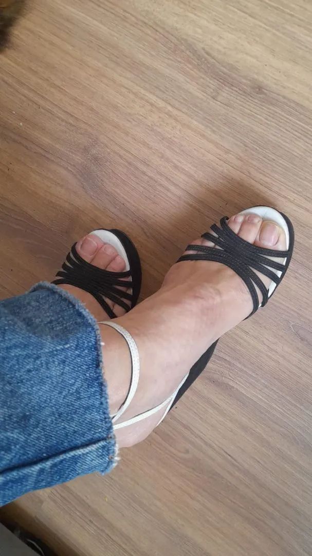 Sandálias Anabela pretas de salto alto