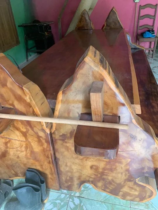 Mesa madeira de lei.