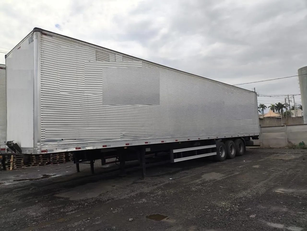 Vendo Carreta baú 3 eixos para 30 paletes ano 2015