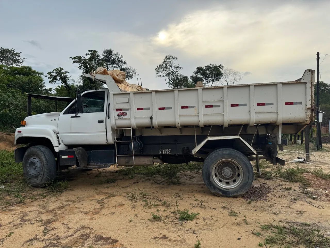 Caçamba GMC 2001 com basculante 7m³ - Foto 6