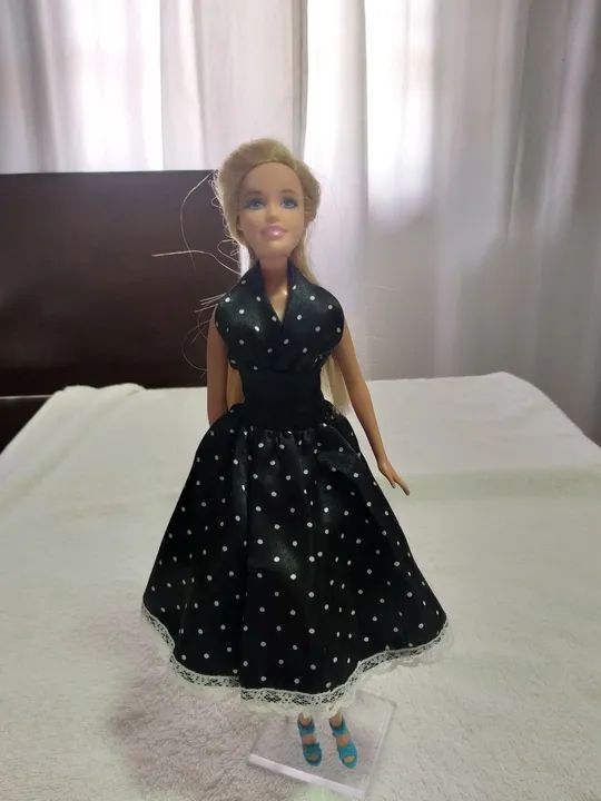 Boneca Barbie antiga  com várias roupas