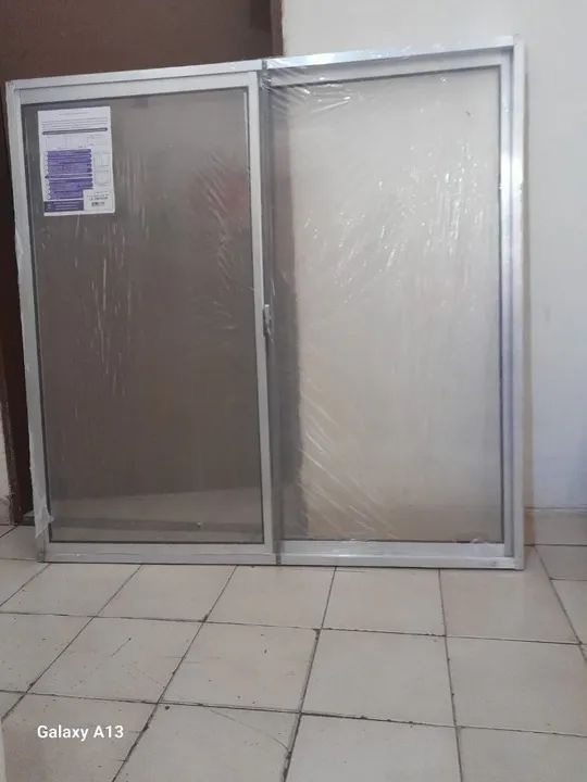 Vendo 01 JANELA DE ALUMÍNIO E VIDRO LISO TAMANHO 01 Metros Por 01 Metros  - Foto 2