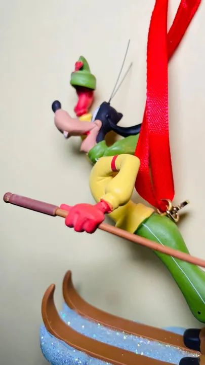 Disney Enfeite de Natal do Pateta Esquiador - altura 10 cm - miniatura de resina - Foto 3