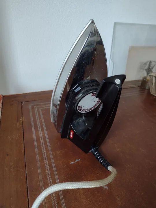 Ferro de Passar Roupa Antigo Philips voltagem 220 - Foto 2