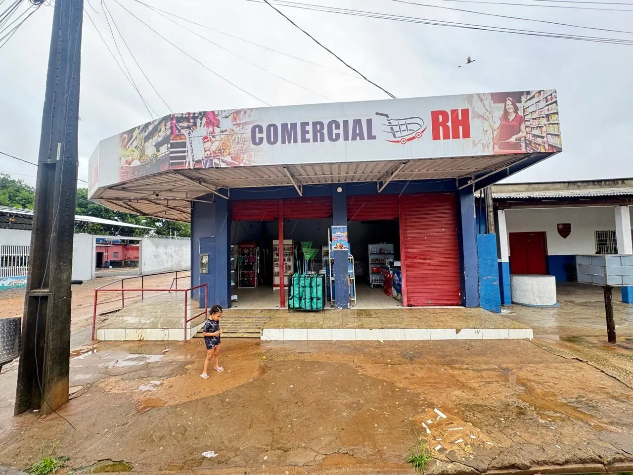Vende-se mercado com casa em funcionamento