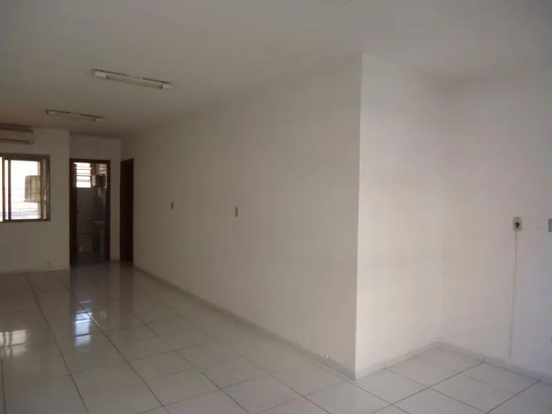 Sala com 32m2, de frente, piso cerâmico, banheiro social, split, bem iluminada, arejada, o - Foto 5