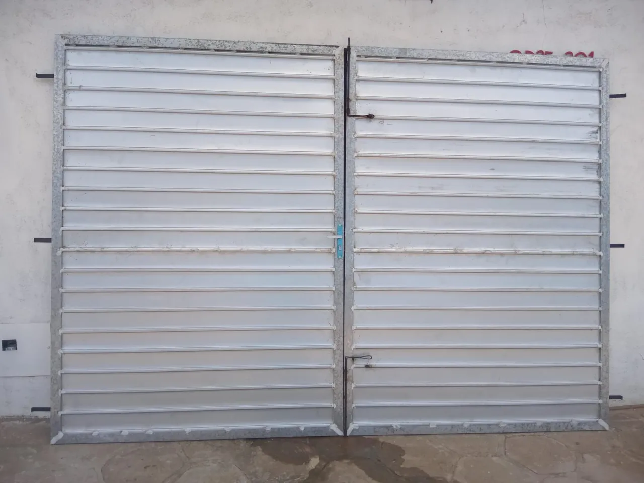 Portão novo galvanizado para garagem de duas bandas 