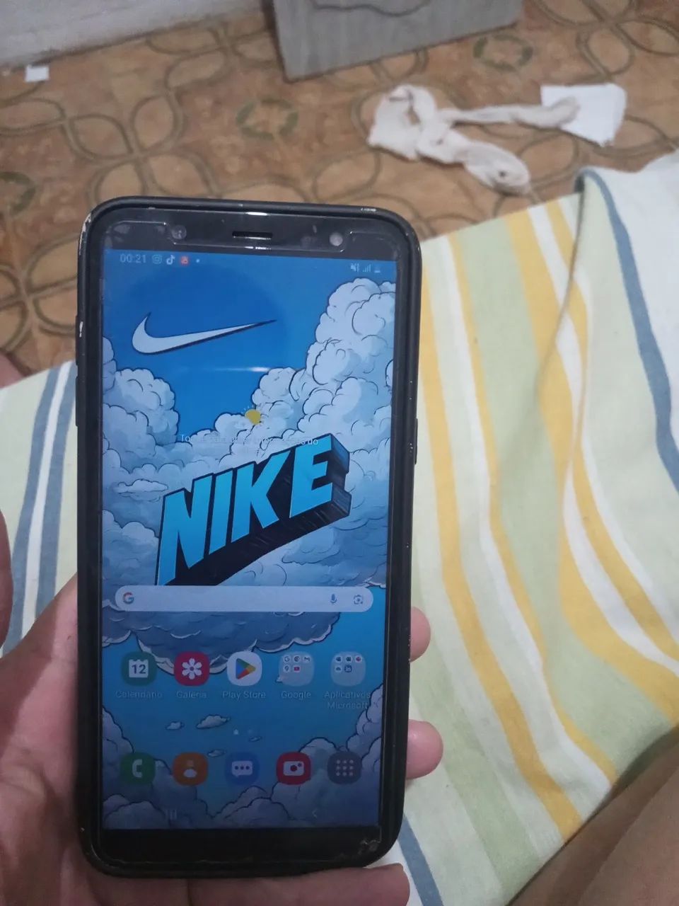 Samsung J8 