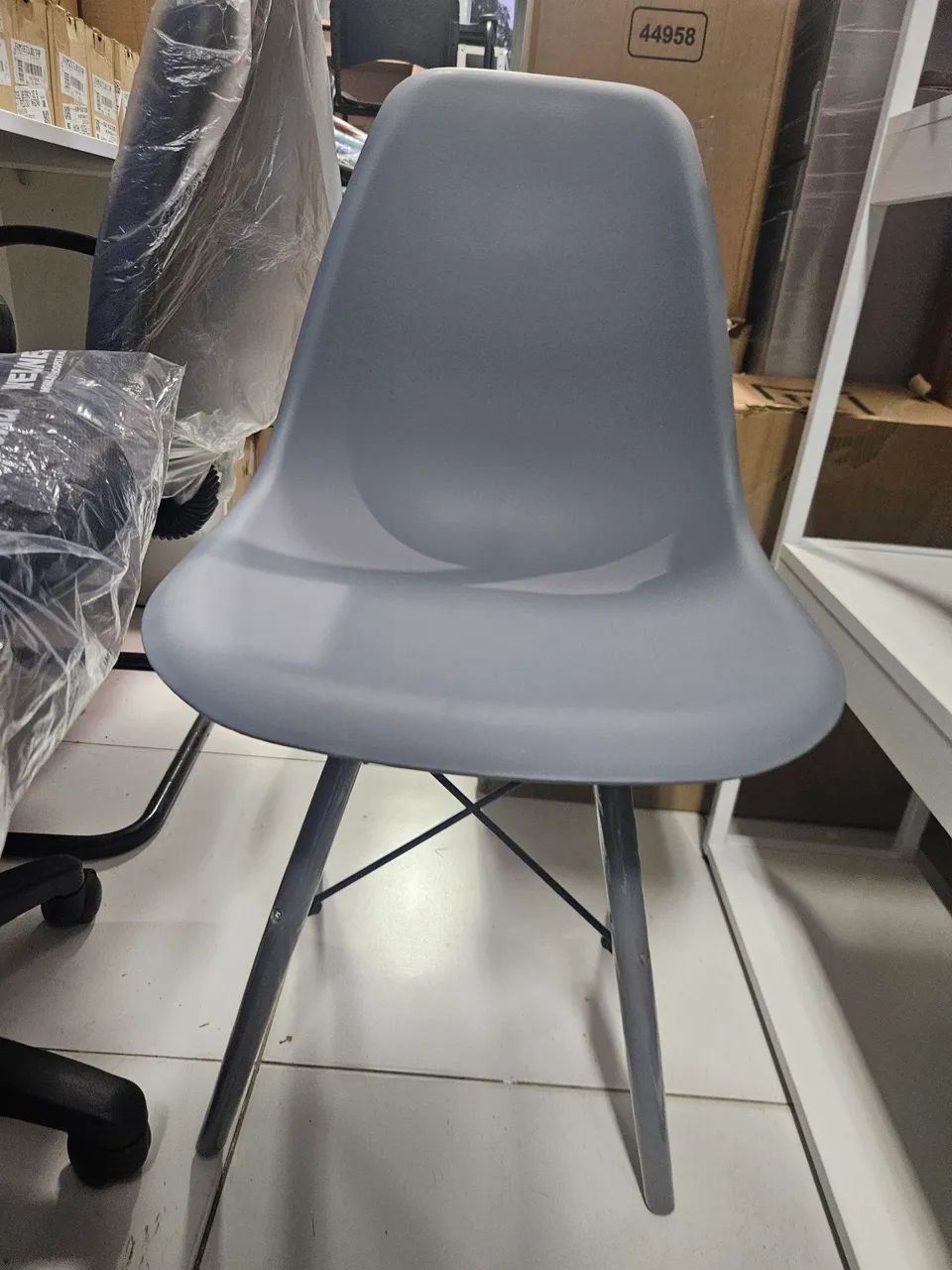Cadeira de escritório cinza com design moderno - Foto 3