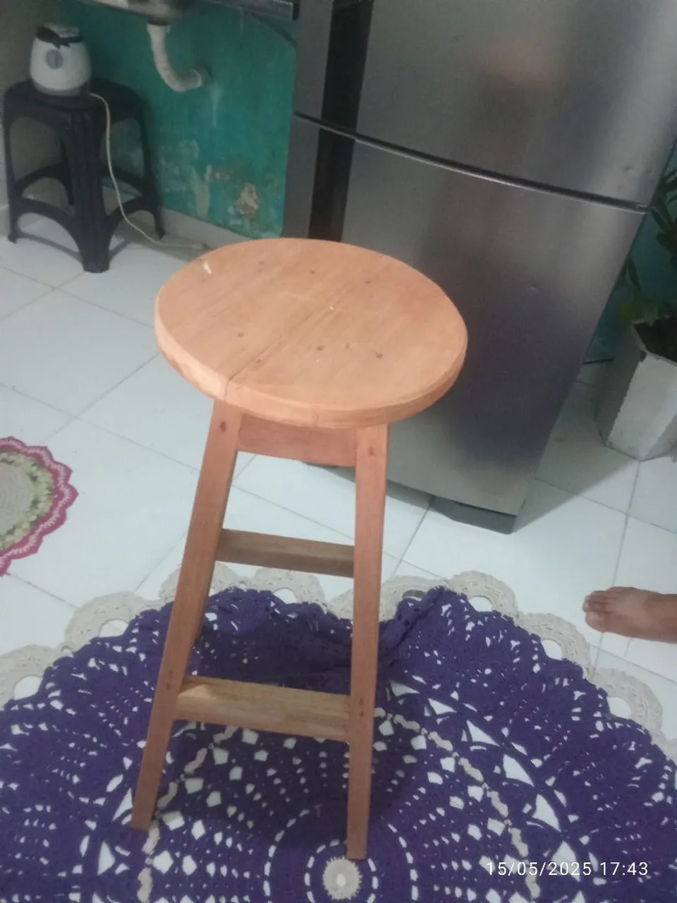 Banquinho de madeira para cozinha