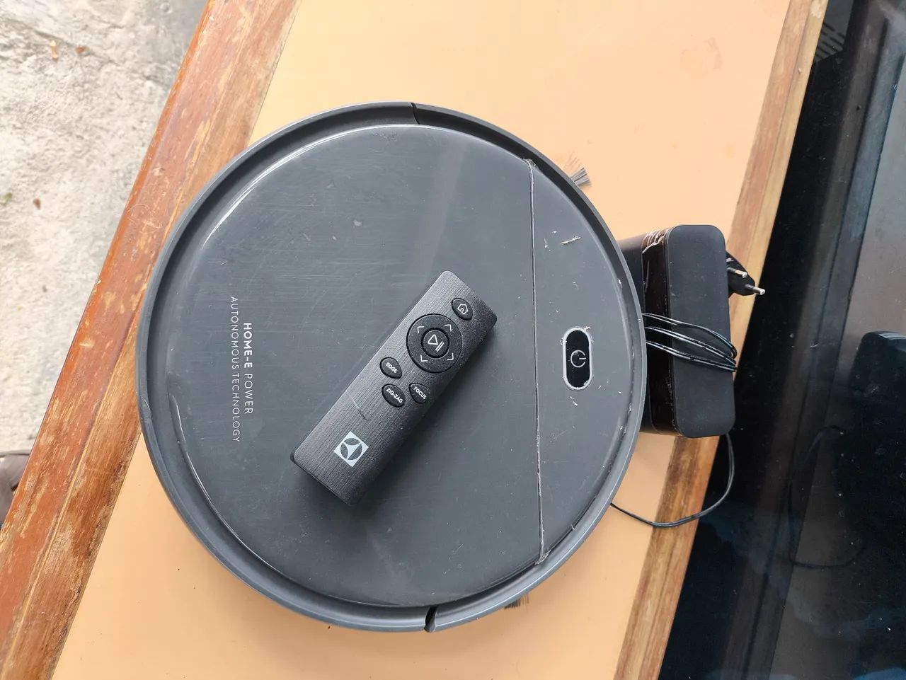 Robô aspira e passa pano