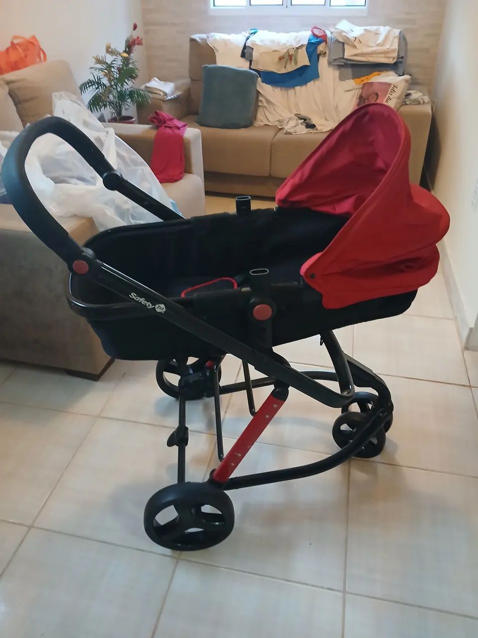 Carrinho de bebê, bebê conforto e Moisés.
