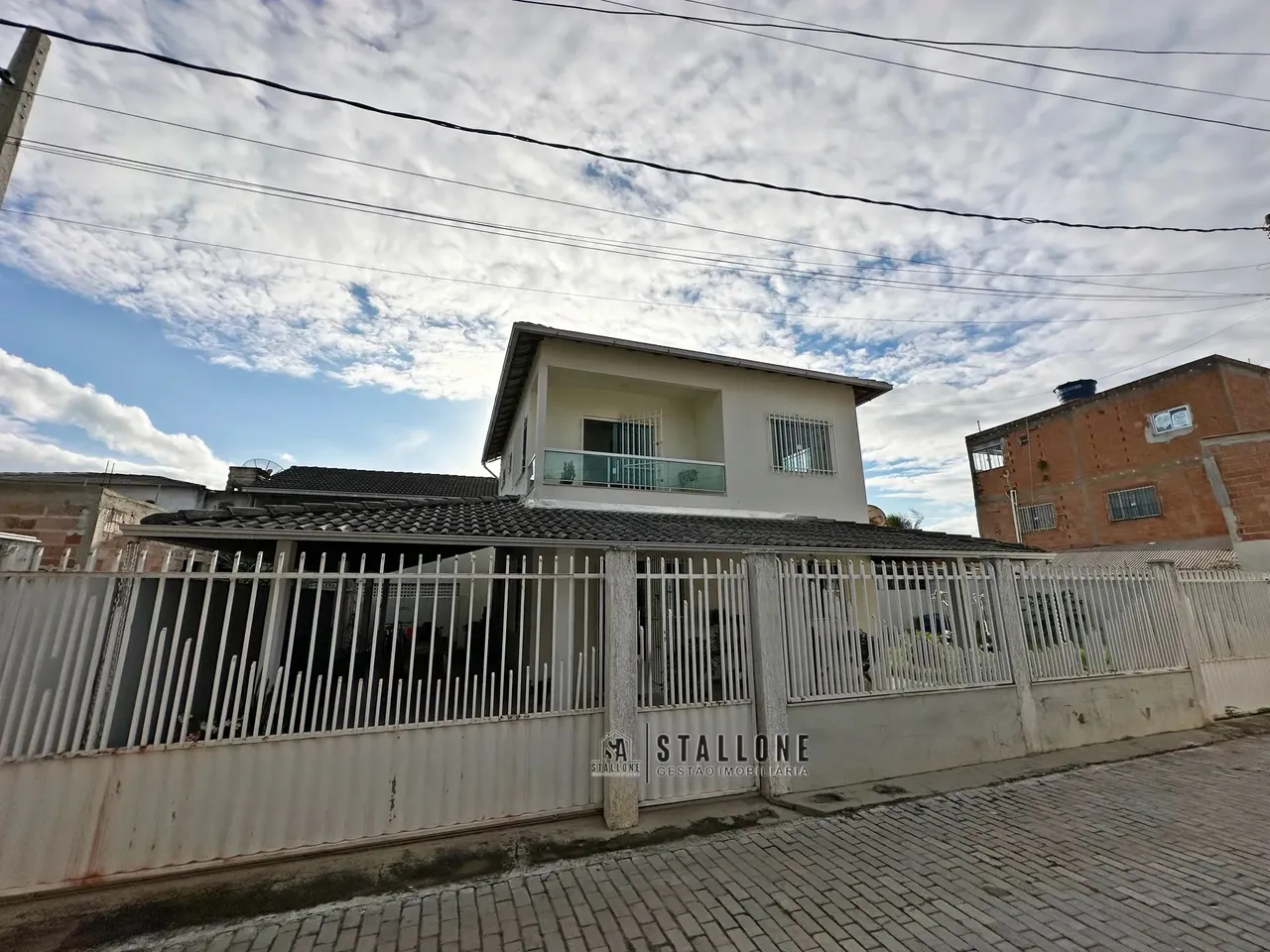Casa duplex 3 quartos, edificada em um lote de 375m², localizada em Itaóca/ES