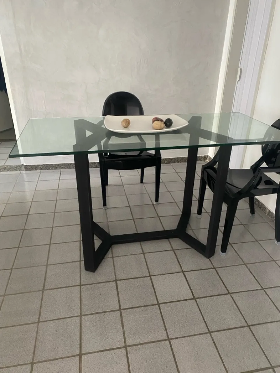 Mesa de Jantar com Design Moderno e Tampo de Vidro