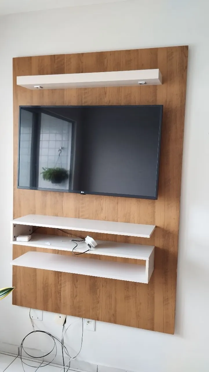 Painel de TV com prateleiras e iluminação