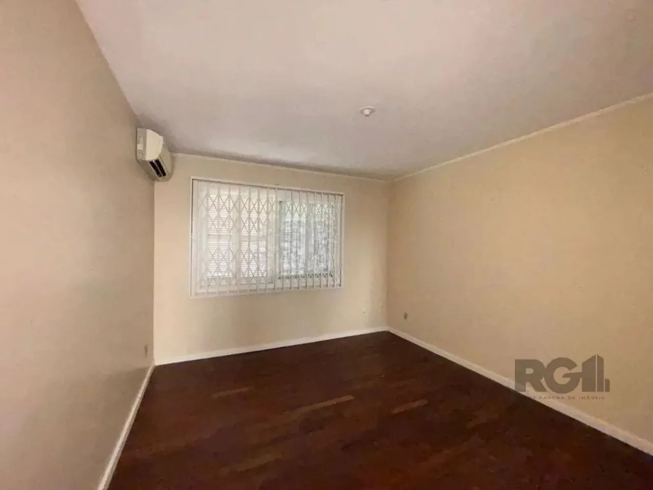 Casa com uma área privativa de 350 m², com 7 dormitórios com alguns móveis, 1 suíte com ba - Foto 4