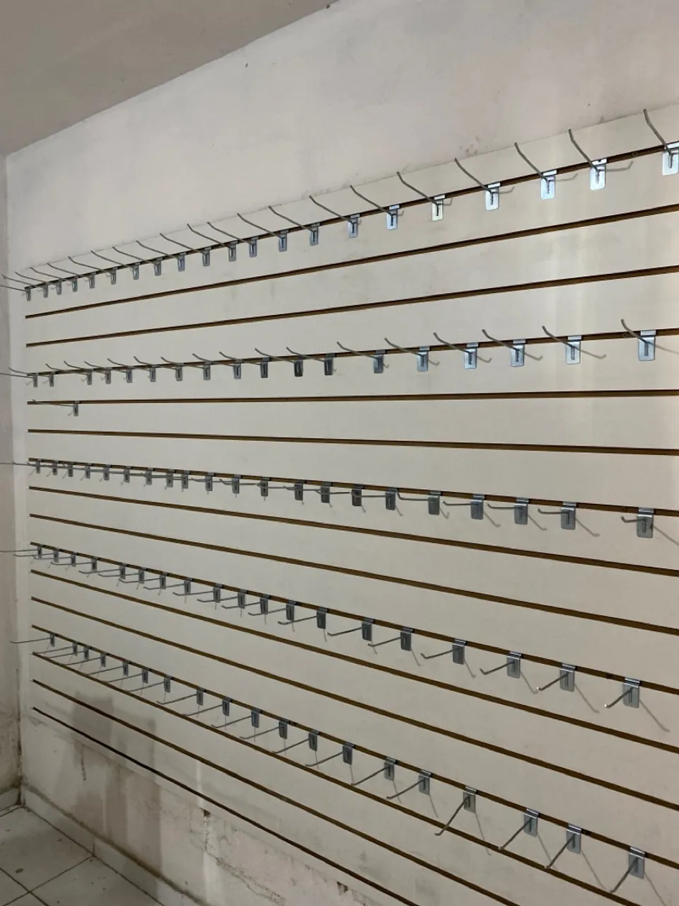 Painel Canaletado com Ganchos - Ideal para Lojas