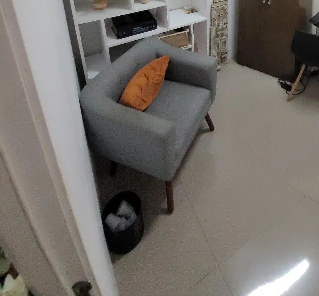 Poltrona em suede cinza - Foto 3