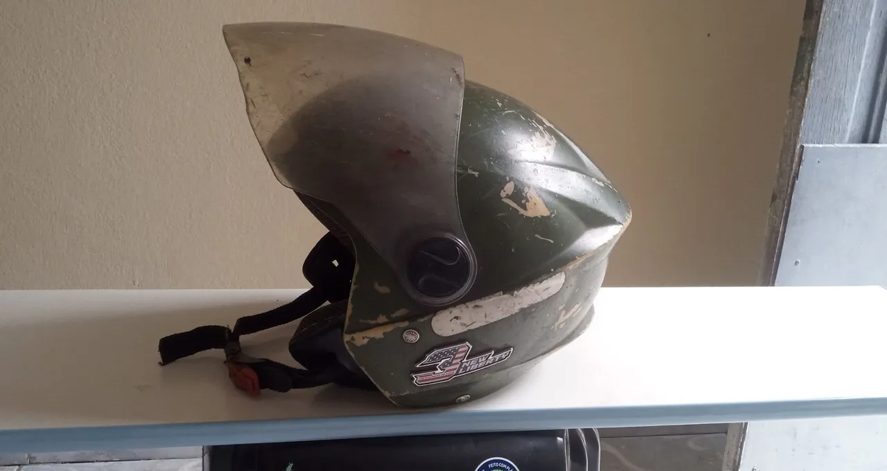 Capacete Quebra-Galho, COM VISEIRA...