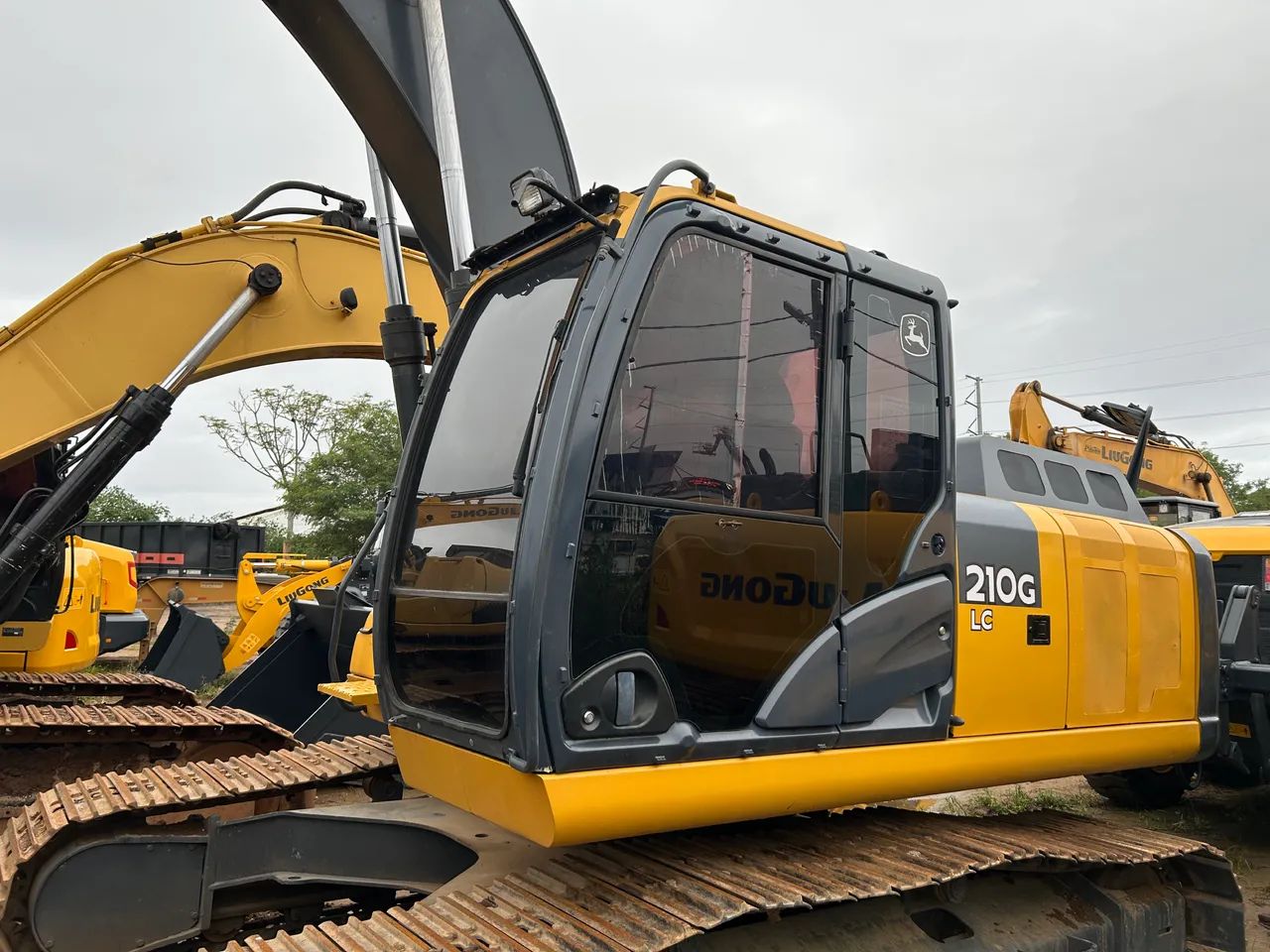 Escavadeira Jhon Deere 210 - Foto 2