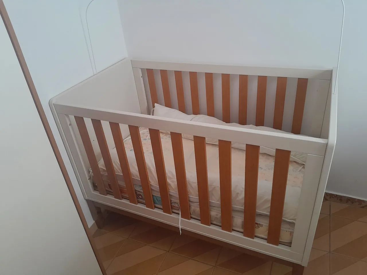 Berço Matic de madeira branco em ótimo estado!