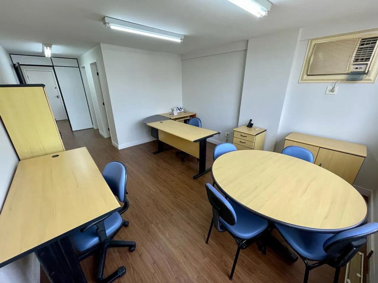 Sala ampla e mobiliada em Santa Lúcia