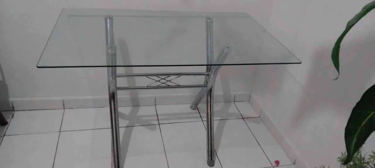 Mesa de vidro com estrutura de metal