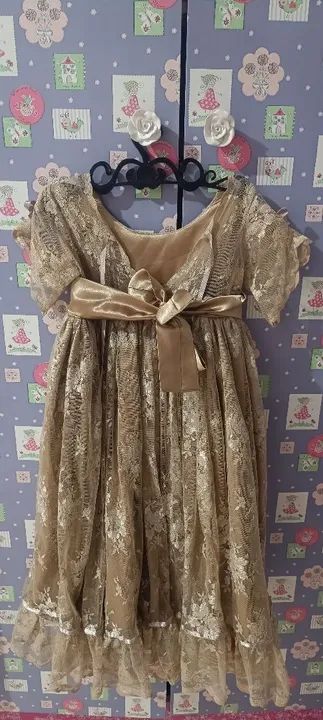 Vestido de renda infantil dourado - Foto 2