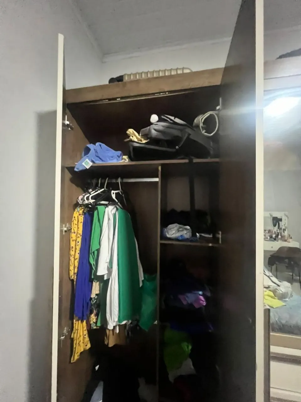 Guarda-Roupas de Madeira com Espelho
