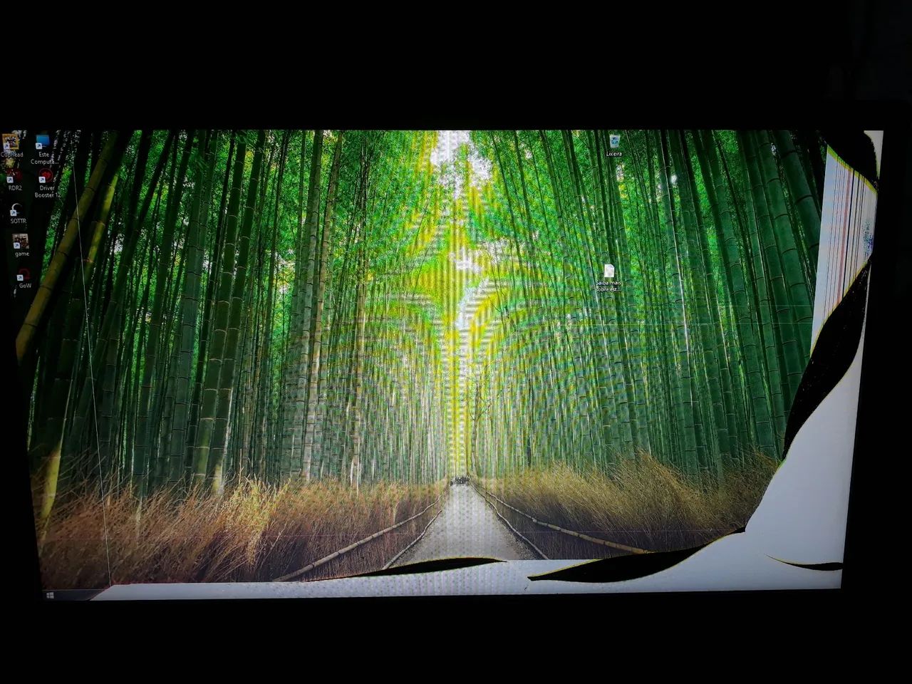 Monitor Aoc 21 POLEGADAS COM TELA TRINCADA MAS FUNCIONA. 