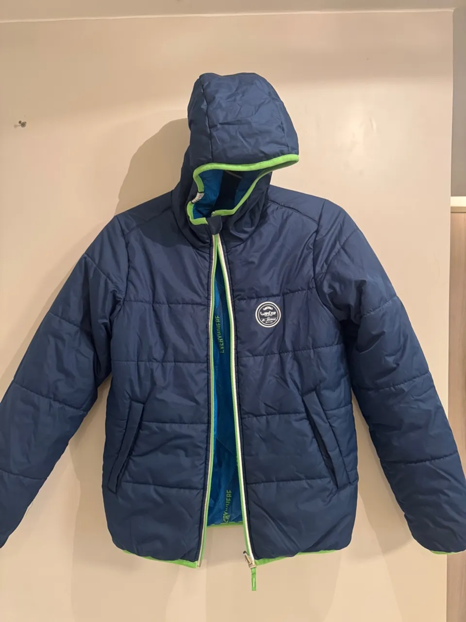 Jaqueta NEVE Azul com Capuz - Conforto e Estilo